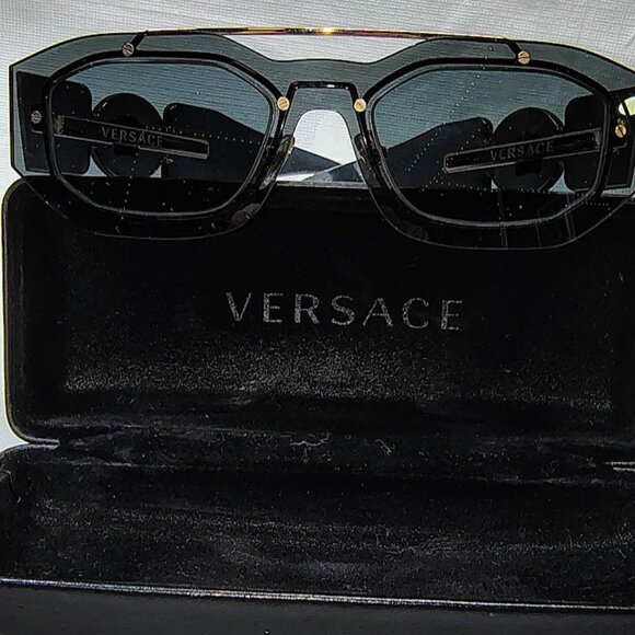 VERSACE UNISEX SUNGLASSES - NEW WITH NO DEFECTS OR BLEMISHES- MADE IN ITALY - Picture 2 of 6